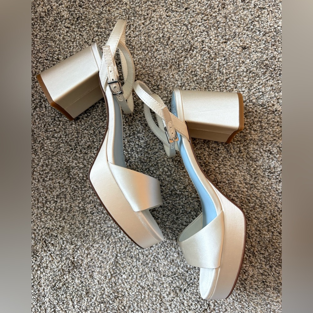 PENDREYA PLATFORM SANDAL - VINCE CAMUTO